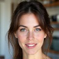 Portrait professionnel de Sophie Lemaire, Responsable Photographie et Stylisme Culinaire à La Cuillère Dorée.