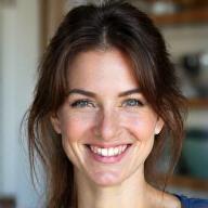 Portrait professionnel de Sophie Lemaire, Responsable Photographie et Stylisme Culinaire à La Cuillère Dorée.